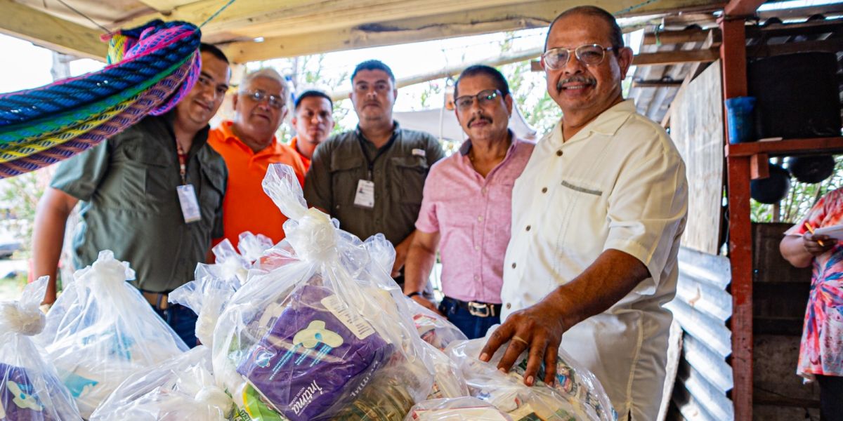 Entrega gobierno de Matamoros apoyos alimentarios a familias de pescadores