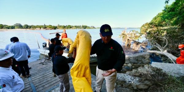 Pemex despliega operativo de limpieza y remediación en río Pantepec, Veracruz
