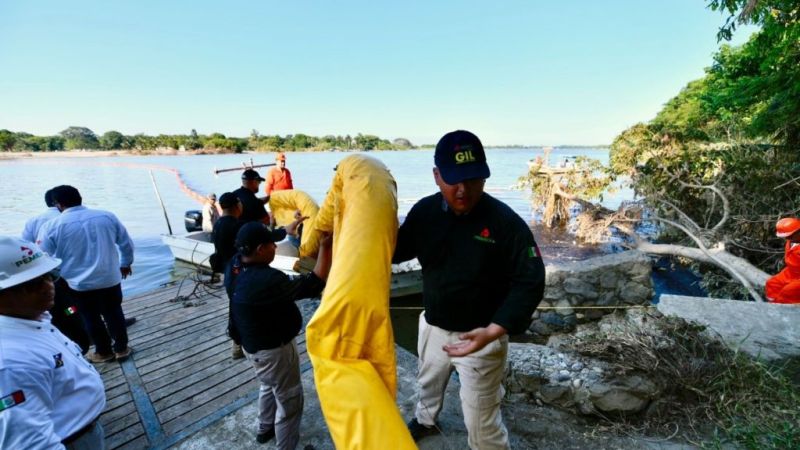 Pemex despliega operativo de limpieza y remediación en río Pantepec, Veracruz