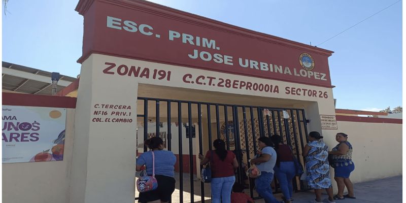 Por adeudo de 340 pesos, excluyen a alumna de ceremonia de fin de cursos; SET investiga