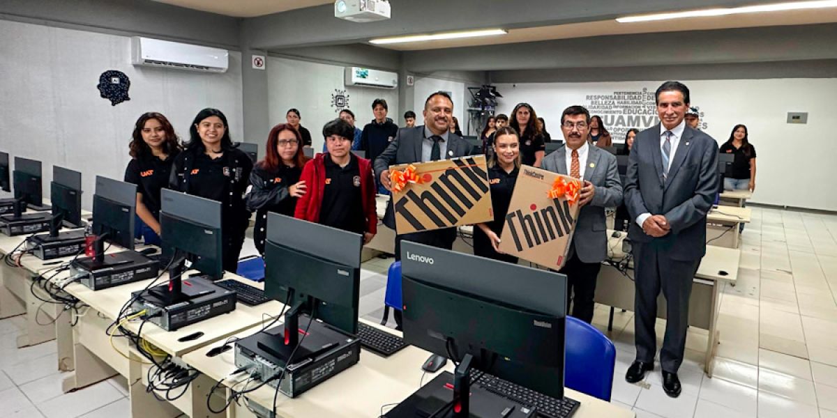 Equipa rector de la UAT centros de cómputo en Reynosa y Valle Hermoso
