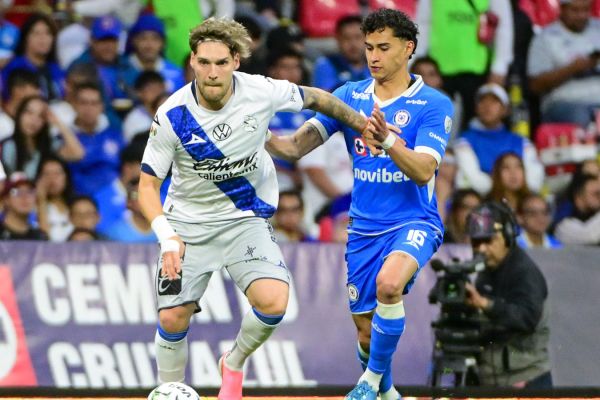 Cruz Azul viene de atrás y vence al Puebla