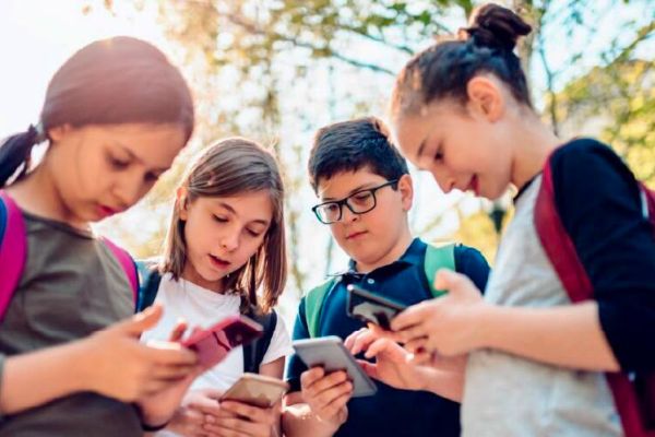 Padres reclaman: los excluyeron de foros sobre celulares