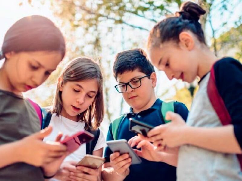 Padres reclaman: los excluyeron de foros sobre celulares