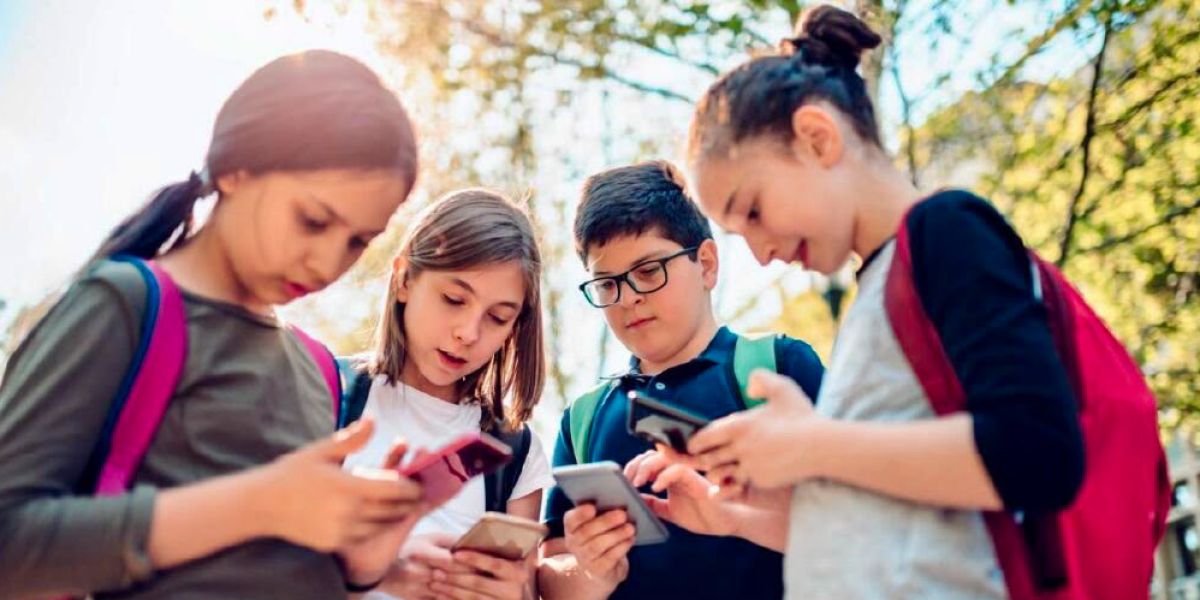 Padres reclaman: los excluyeron de foros sobre celulares