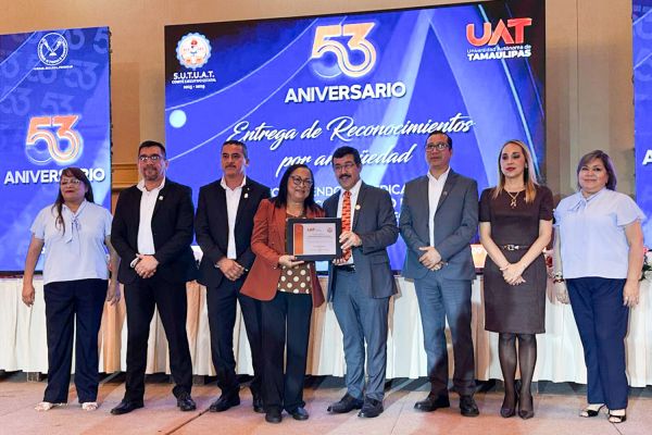 Reconoce Dámaso Anaya a trabajadores universitarios en el 53 Aniversario del SUTUAT