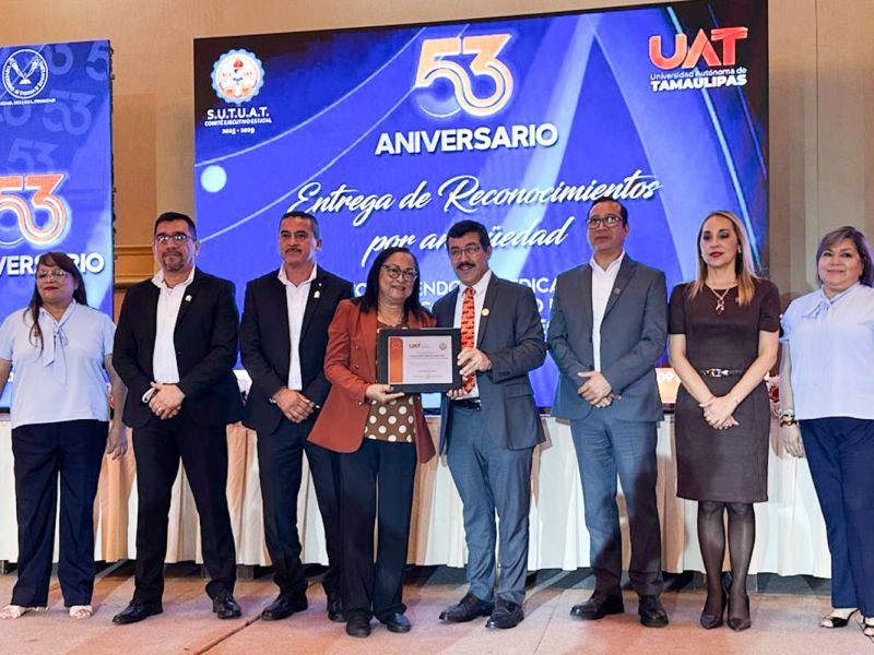 Reconoce Dámaso Anaya a trabajadores universitarios en el 53 Aniversario del SUTUAT