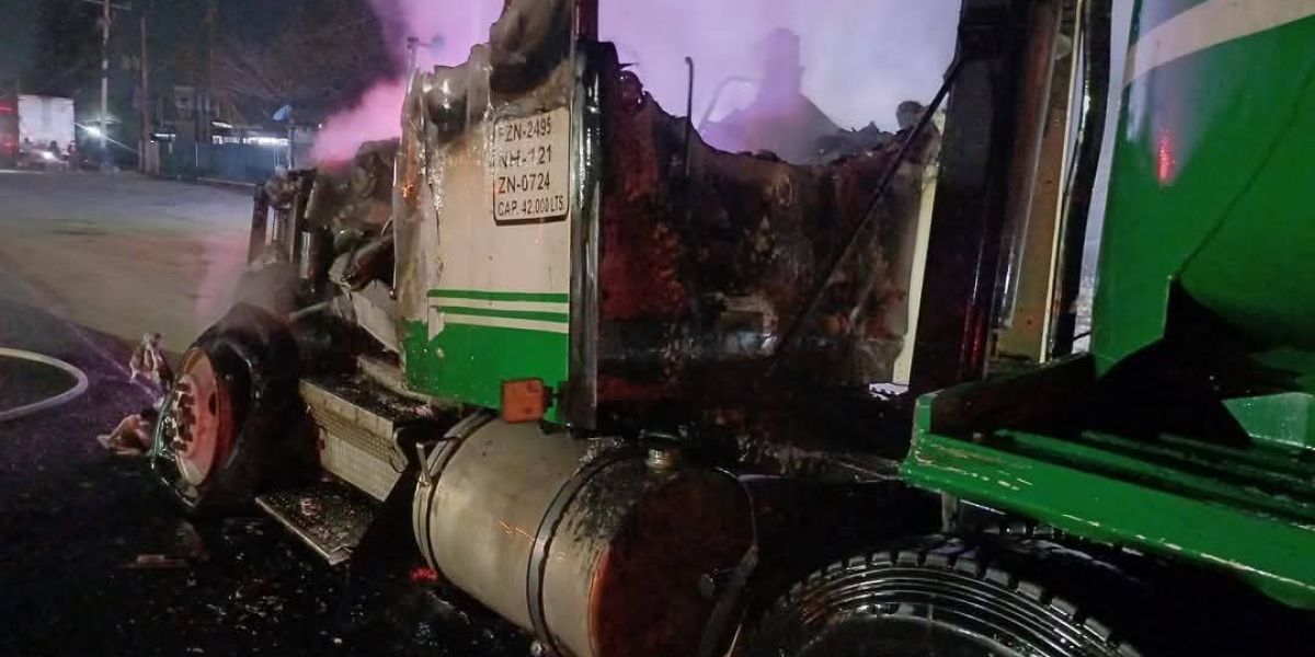 Movilización por incendio de pipa con 42 mil litros de aceite