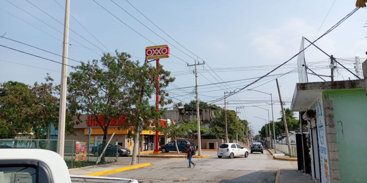 Atienden autoridades reportes por cables energizados y apoyan a persona vulnerable tras efectos del frente frío