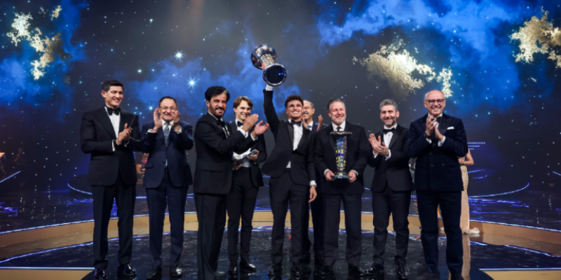 Lando Norris recibe el trofeo de campeón mundial de F1 2025