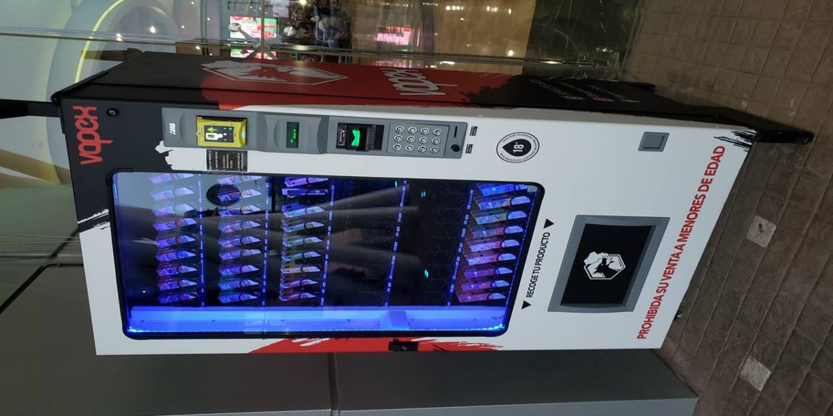 Decomisan la COEPRIS más de 30 máquinas expendedoras de vapeadores, pero la venta sigue