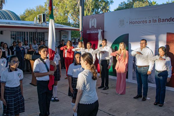 Anuncia alcalde Alberto Granados beneficios para escuelas; encabeza honores a la bandera