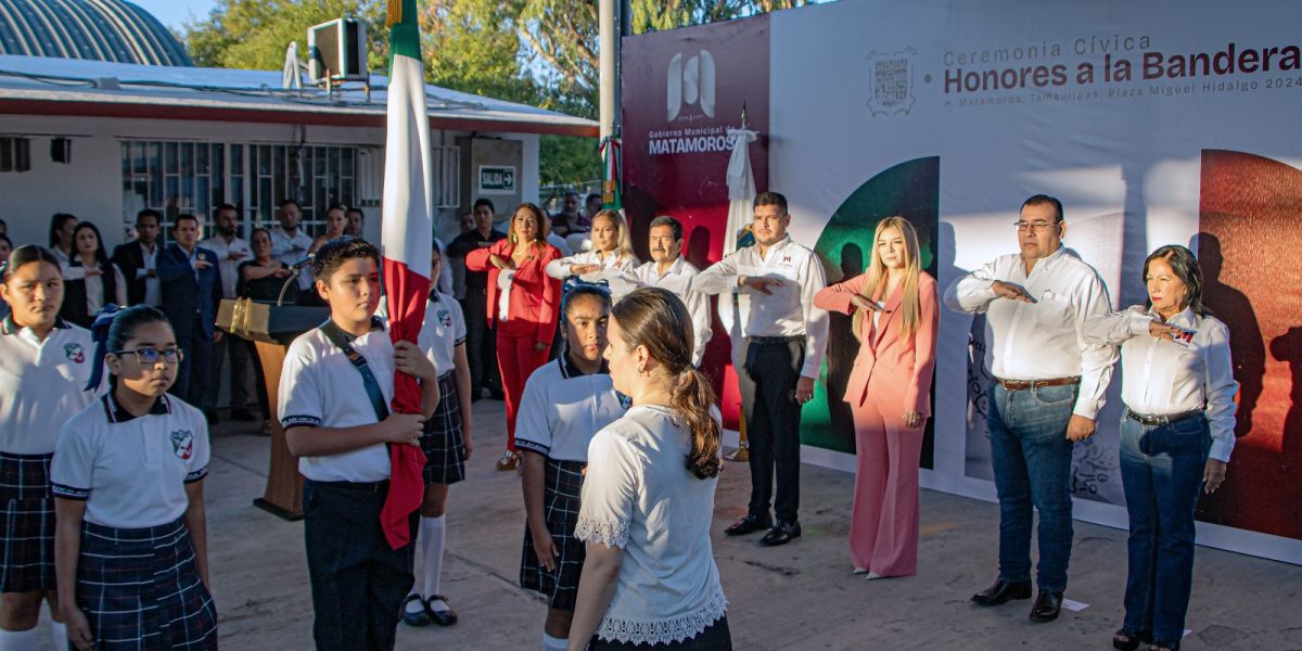 Anuncia alcalde Alberto Granados beneficios para escuelas; encabeza honores a la bandera