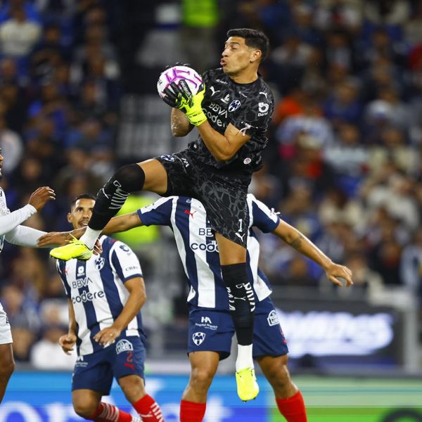 Vence Rayados a Pachuca y se acerca a zona de calificación