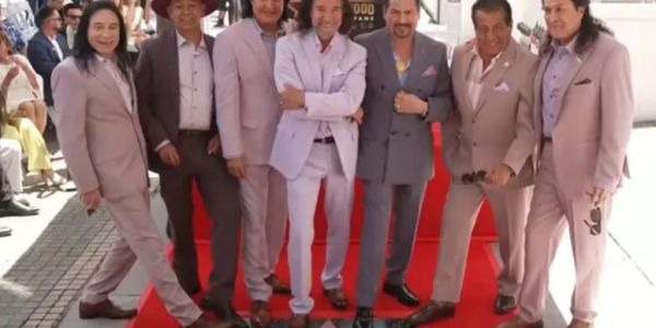 Reconocen a Los Bukis en Paseo de la Fama; honran a inmigrantes