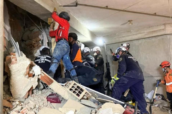 Recuperan rescatistas  mexicanos 80 cuerpos