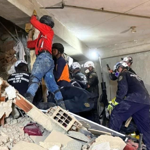 Recuperan rescatistas  mexicanos 80 cuerpos