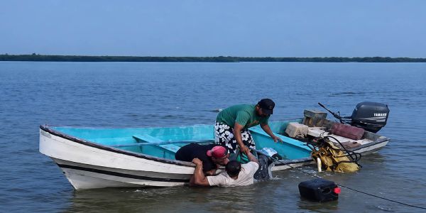 Se hunde retroexcavadora en la Laguna de Champayán; rescatan con vida al operador