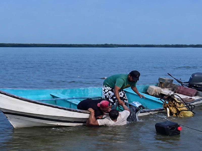 Se hunde retroexcavadora en la Laguna de Champayán; rescatan con vida al operador