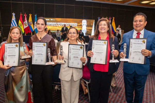 Recibe Rossy Luque Premio Internacional Tonantzin por quinto año consecutivo   