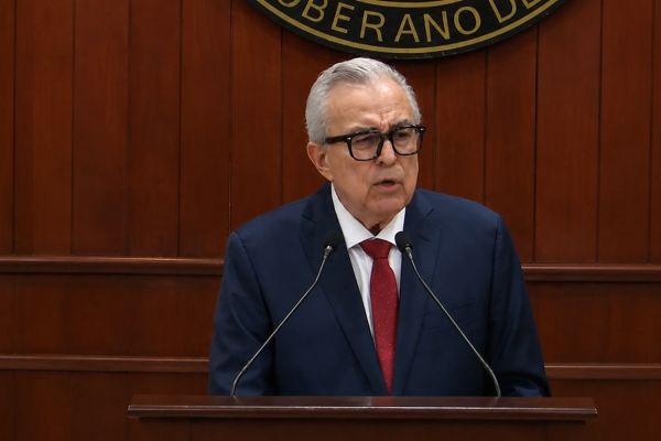 En medio de acusaciones por narco de Estados Unidos, retoma Rocha cargo de Gobernador
