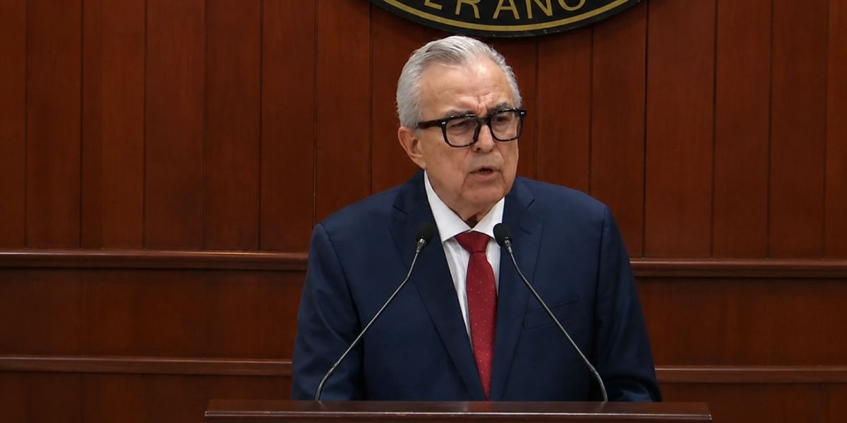 En medio de acusaciones por narco de Estados Unidos, retoma Rocha cargo de Gobernador