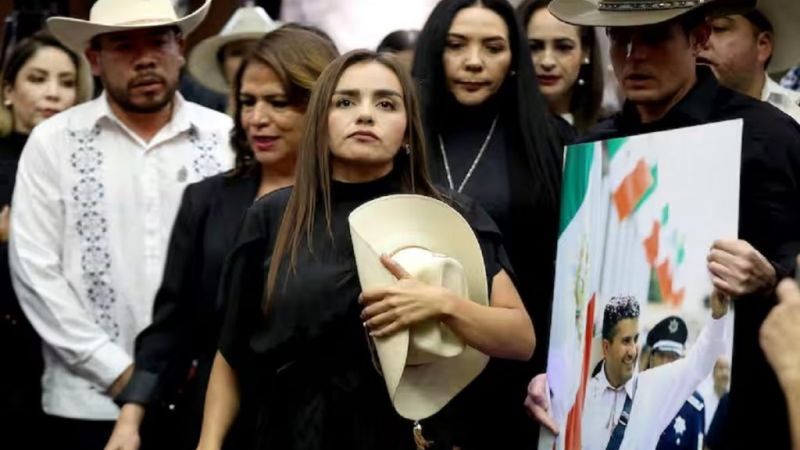 Grecia Quiroz solicita registrar como marca “Carlos Manzo” y su movimiento político