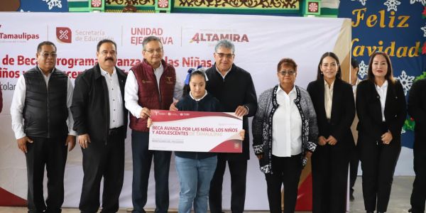 Entrega Armando Martínez becas educativas