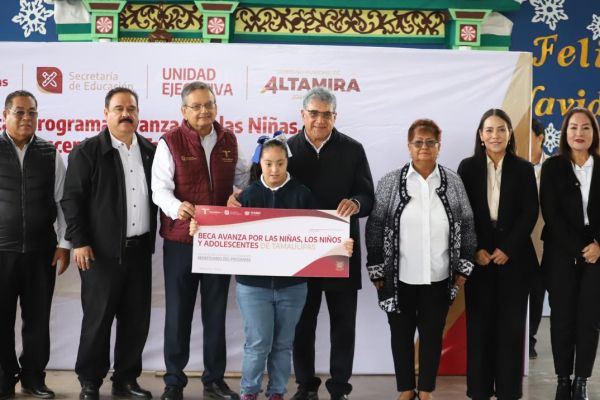 Entrega Armando Martínez becas educativas