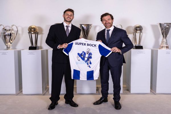 Presentan a Santiago Giménez con el FC Porto 