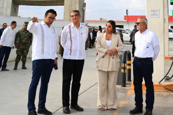 Supervisa gobernador operaciones y despacho de la gasolinera del pueblo