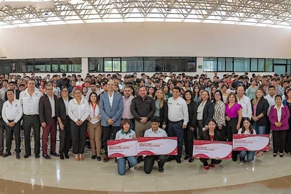 Entregan becas “Futuro Tamaulipas Jóvenes de Nivel Superior” en Nuevo Laredo