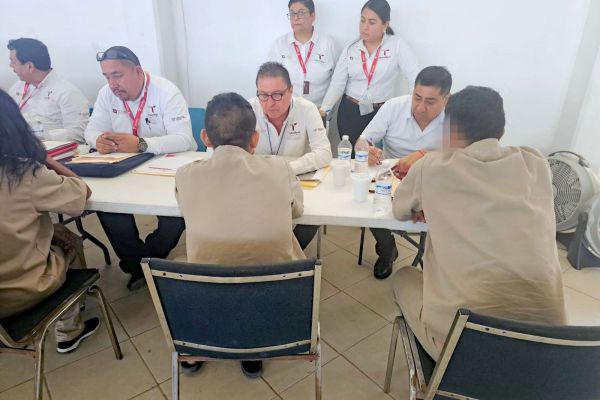 Brigada del IDPET brinda atención jurídica a adultos mayores en el CEDES