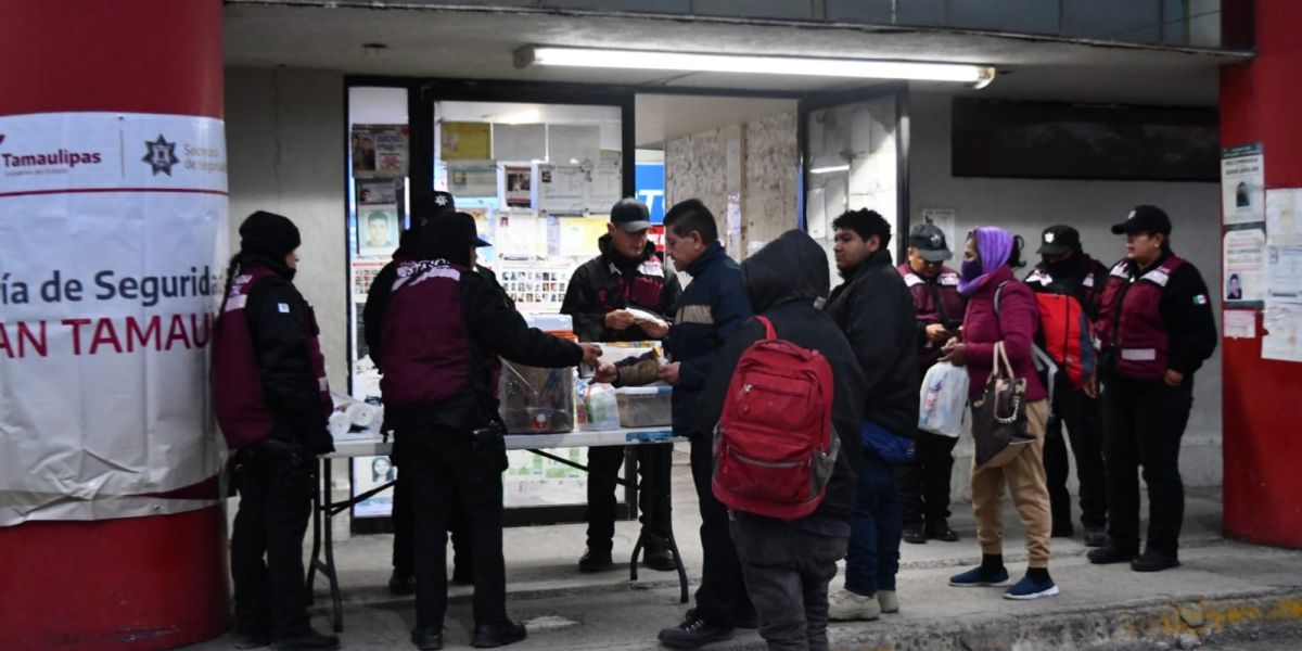 Apoya Guardia Estatal de Género con alimentos y bebidas calientes a viajeros