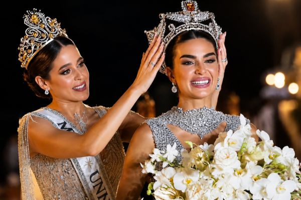 Fátima Bosch entrega la corona  a nueva Miss Universo México