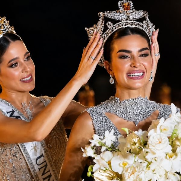 Fátima Bosch entrega la corona  a nueva Miss Universo México