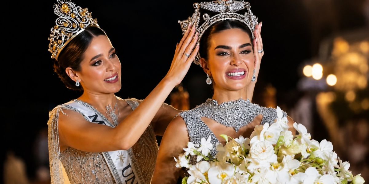 Fátima Bosch entrega la corona  a nueva Miss Universo México
