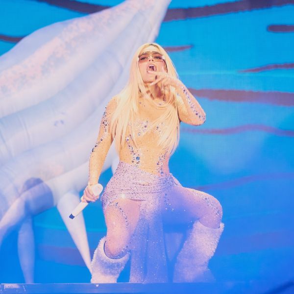 Se pone Karol G coqueta al posar para Playboy