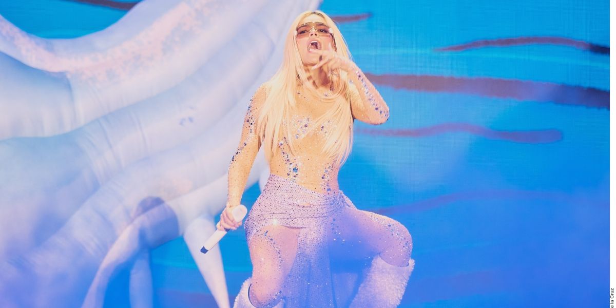 Se pone Karol G coqueta al posar para Playboy