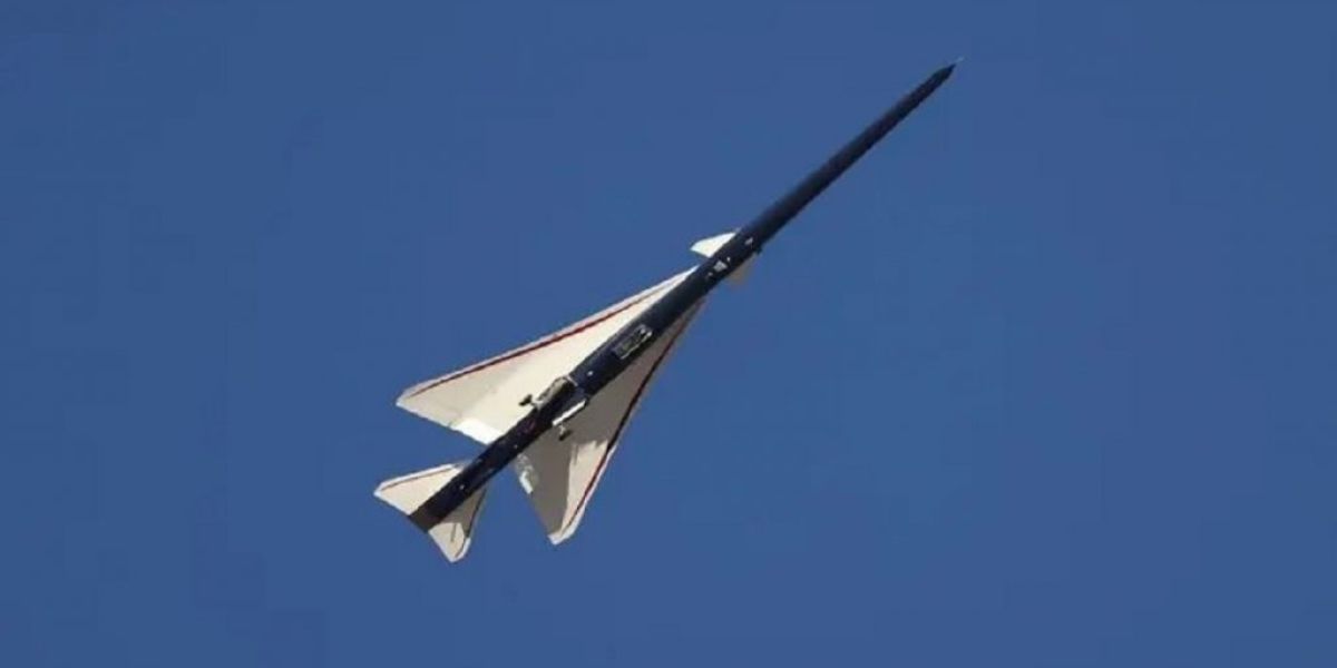 Avión que rompe la barrera del sonido sin hacer ruido cumple vuelo de prueba