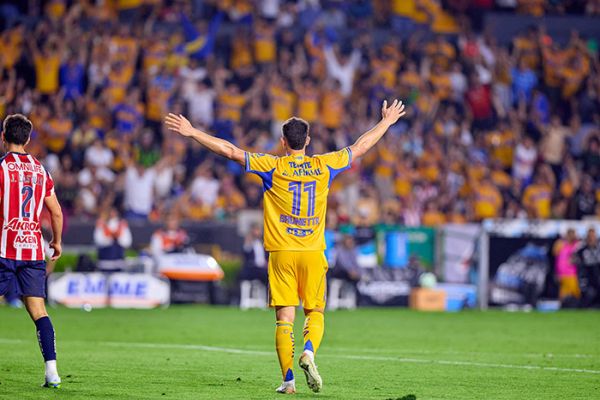 Golea Tigres al superlider Chivas 4 goles a 1