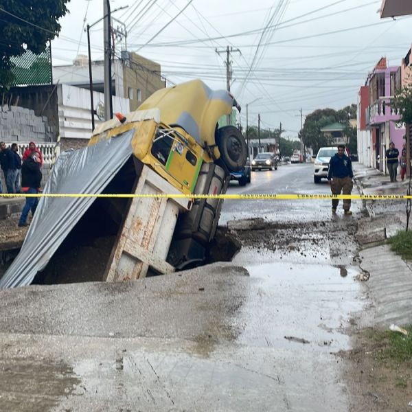 Camión materialista provoca socavón  y se va al fondo