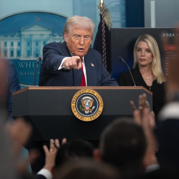 Pide Trump apoyo contra narco-políticos 