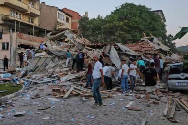 Fuerte sismo de magnitud 6.1 sacude el oeste de Turquía; reportan edificios colapsados y heridos