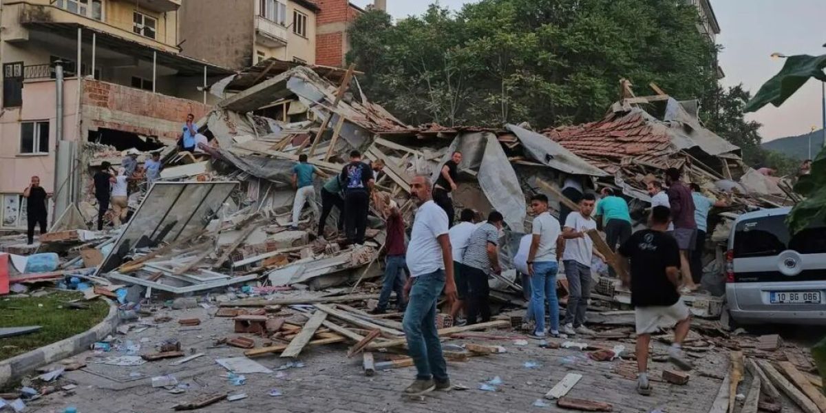 Fuerte sismo de magnitud 6.1 sacude el oeste de Turquía; reportan edificios colapsados y heridos