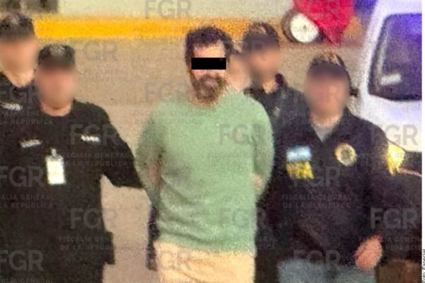 Trasladan a Contralmirante Farías a México 