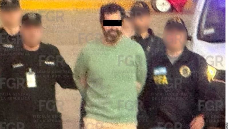 Trasladan a Contralmirante Farías a México 