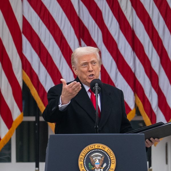 Acusa Donald Trump al Papa León de complacer a la 