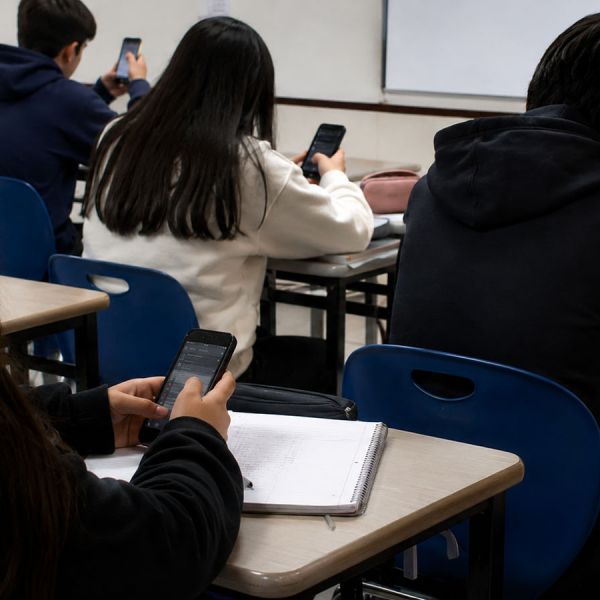 Crece prohibición de celulares en las escuelas