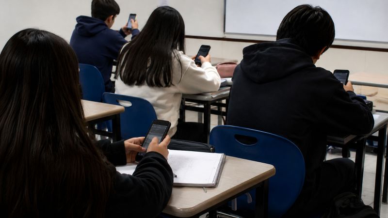 Crece prohibición de celulares en las escuelas